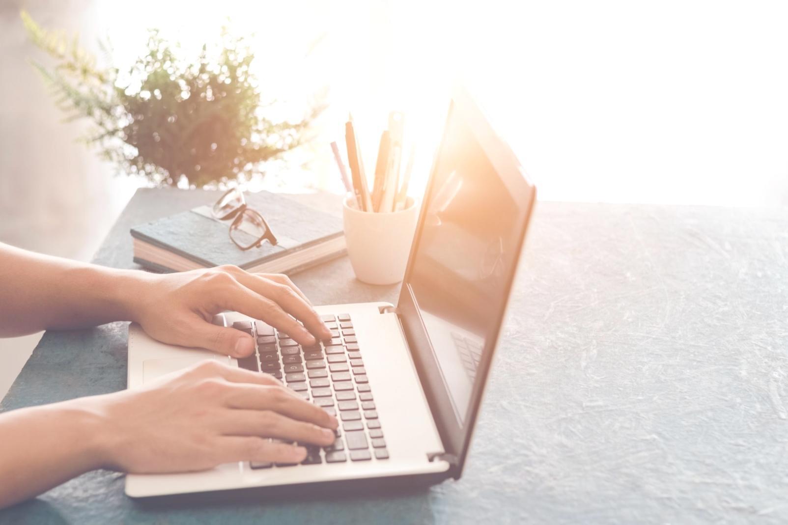 Espace de travail avec tableurs financiers et graphiques analytiques